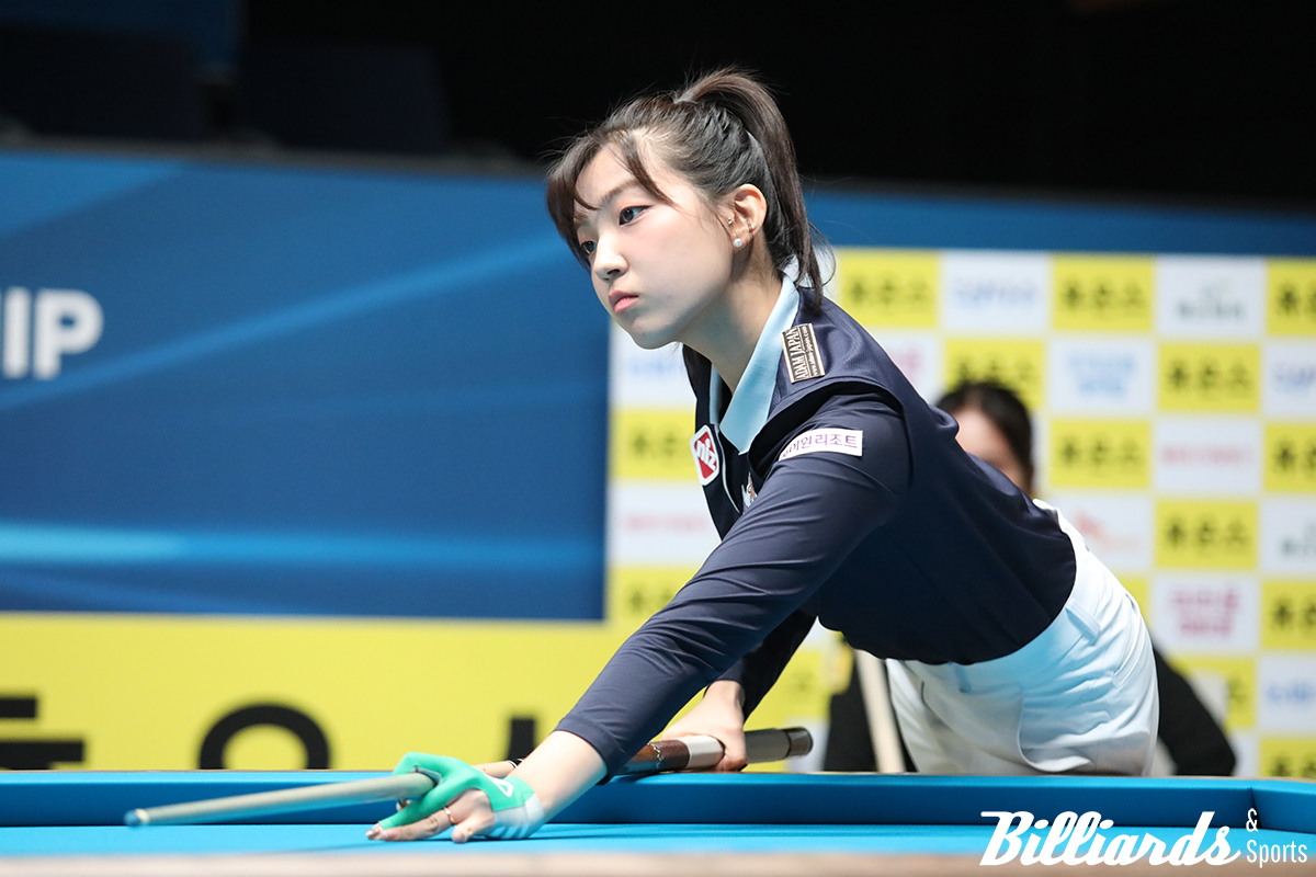 원하는 대로 공이 들어가지 않자 갸웃하는 전지우