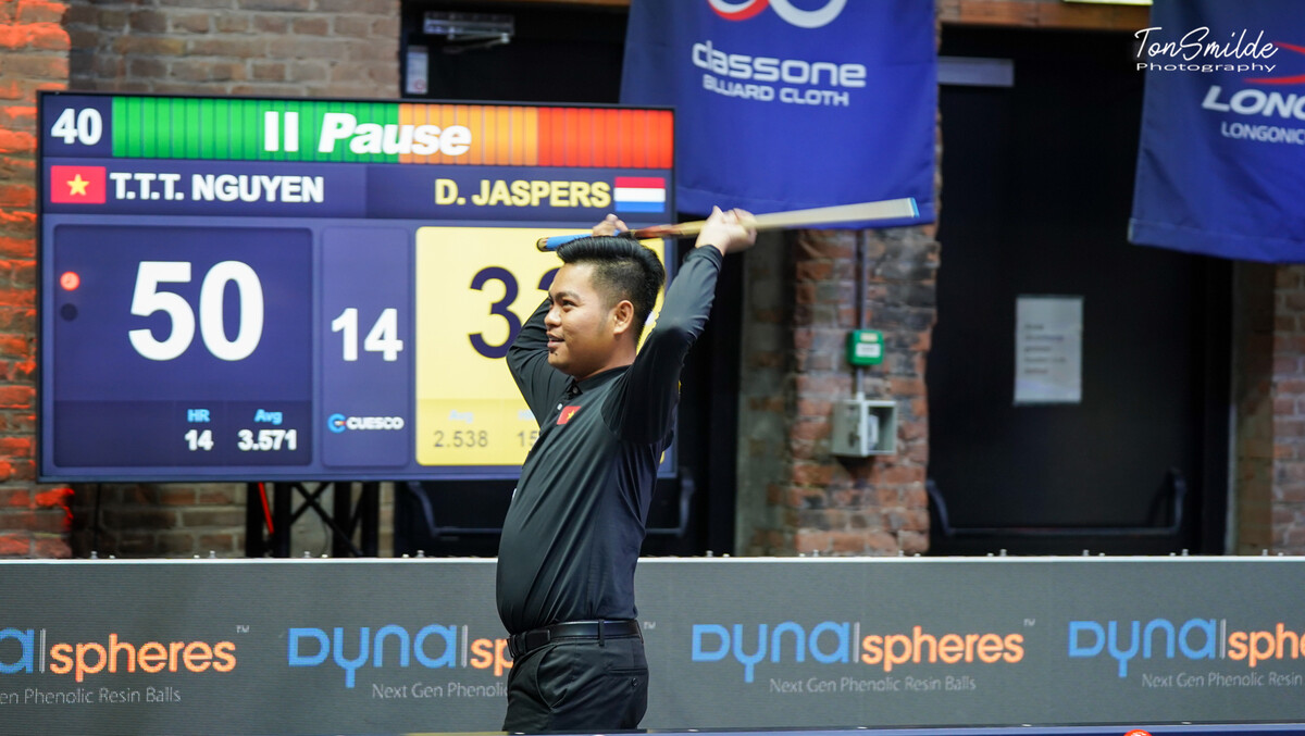 딕 야스퍼스와의 8강전에서 승리한 후 환호하는 응우옌쩐타인뚜. 사진=Ton Smilde