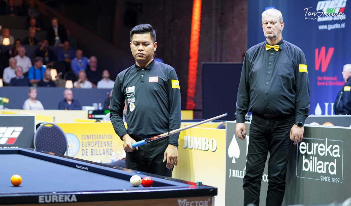 딕 야스퍼스와 8강 대결 중인 응우옌쩐타인뚜