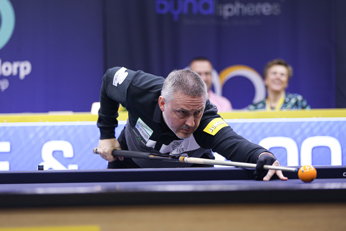 '돌아온 황제' 프레데리크 쿠드롱(벨기에)의 복귀 대관식이 얼마 남지 않았다. 쿠드롱은 26일 오후 5시 30분에 네덜란드에서 열린 '베겔 3쿠션 당구월드컵 2024' 준결승전에서 응우옌쩐타인뚜(베트남)를 꺾고 첫 결승행에 성공했다.  사진=SOOP 제공