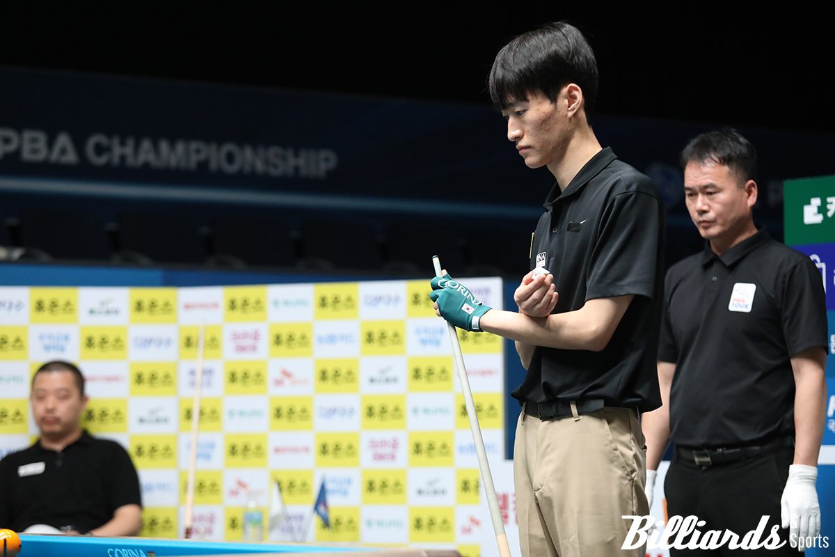 경기가 뜻대로 풀리지 않자 고민에 빠진 김홍민.