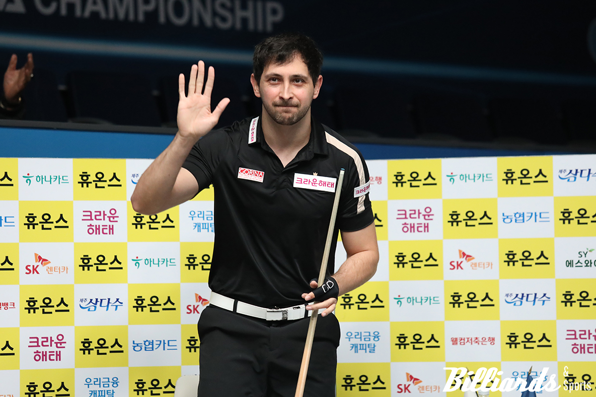 이전과 다르게 긴 헤어스타일로 가을 느낌을 물씬 풍긴 다비드 마르티네스(크라운해태)가 팬들을 향해 손을 흔들며 인사하고 있다. 사진=고양/이용휘 기자