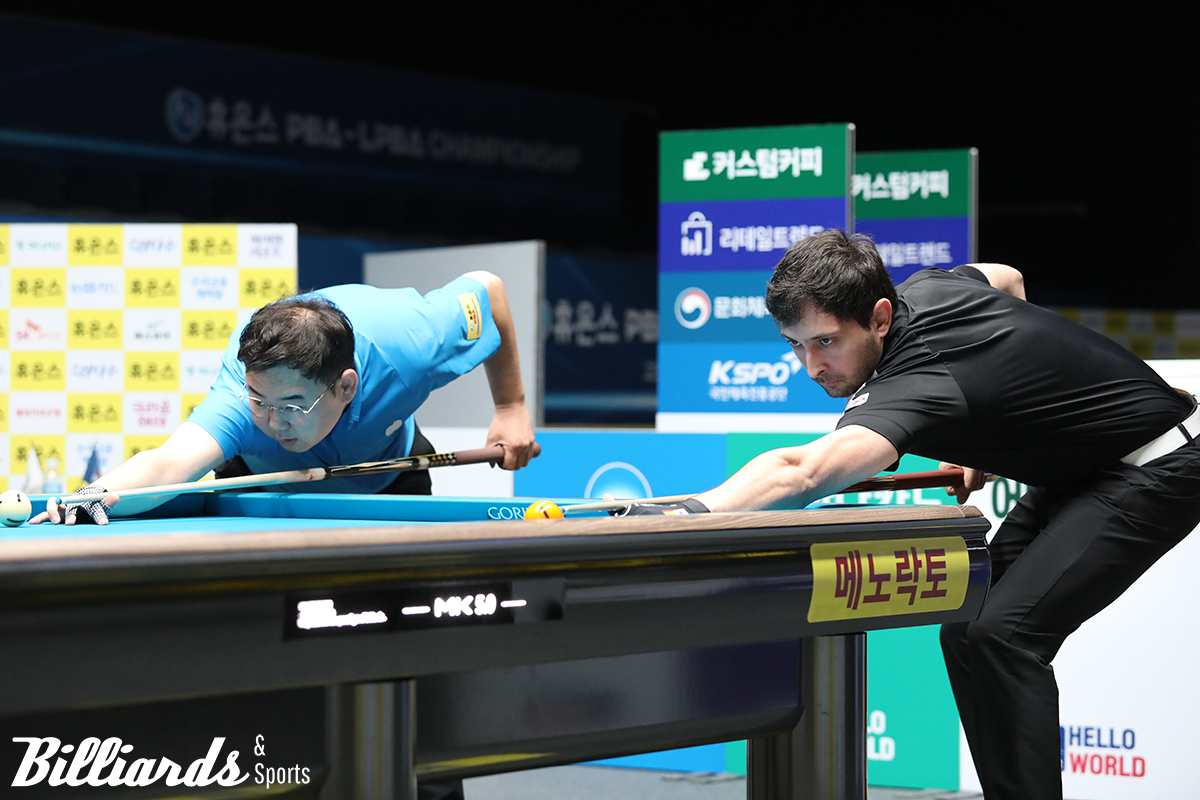 뱅킹을 하고 있는 고상운과 다비드 마르티네스(크라운해태)