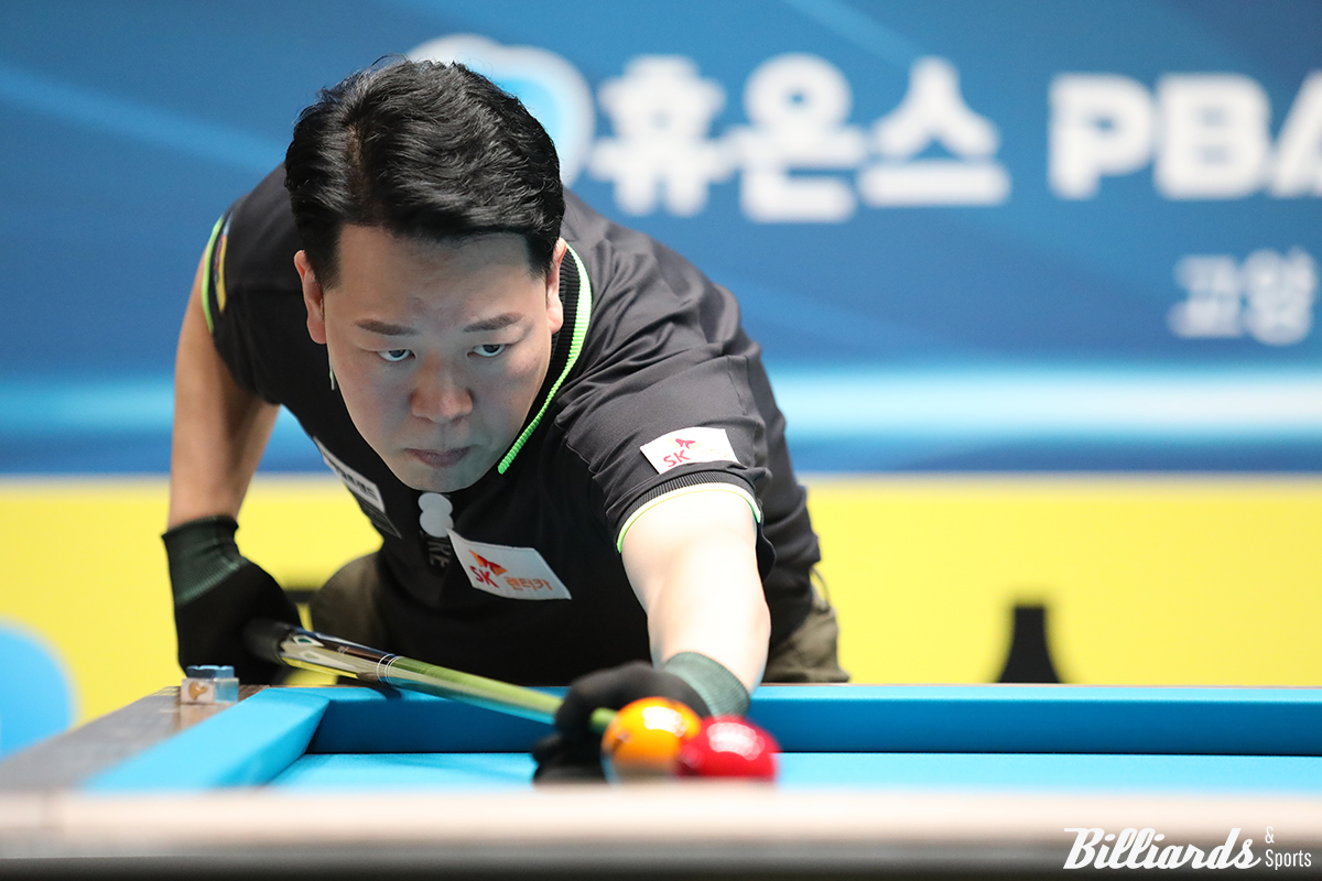 '헐크' 강동궁(SK렌터카)이 4차 투어 우승에 이어 5차 투어도 준결승에 올라가며 독주를 이어갔다. 27일 열린 8강전에서 강동궁은 팀 동료 응오딘나이(SK렌터카)를 세트스코어 3-1로 제압하고 결승에 진출했다.  사진=고양/이용휘 기자