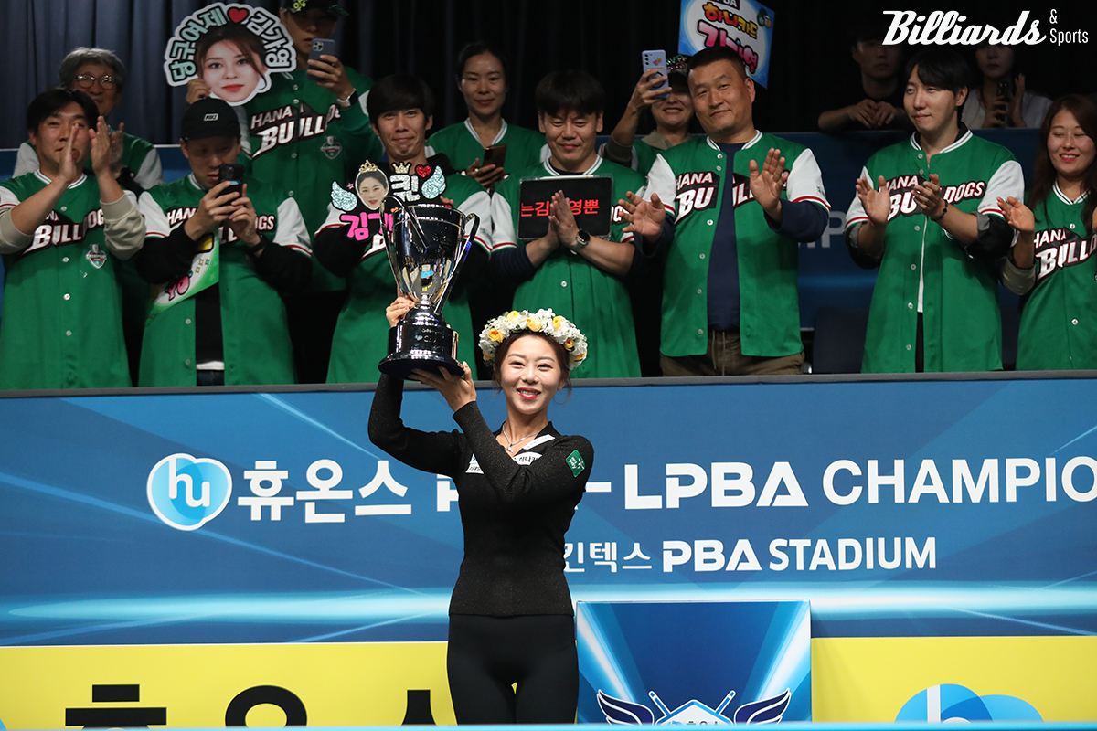 우승 트로피를 든 김가영.