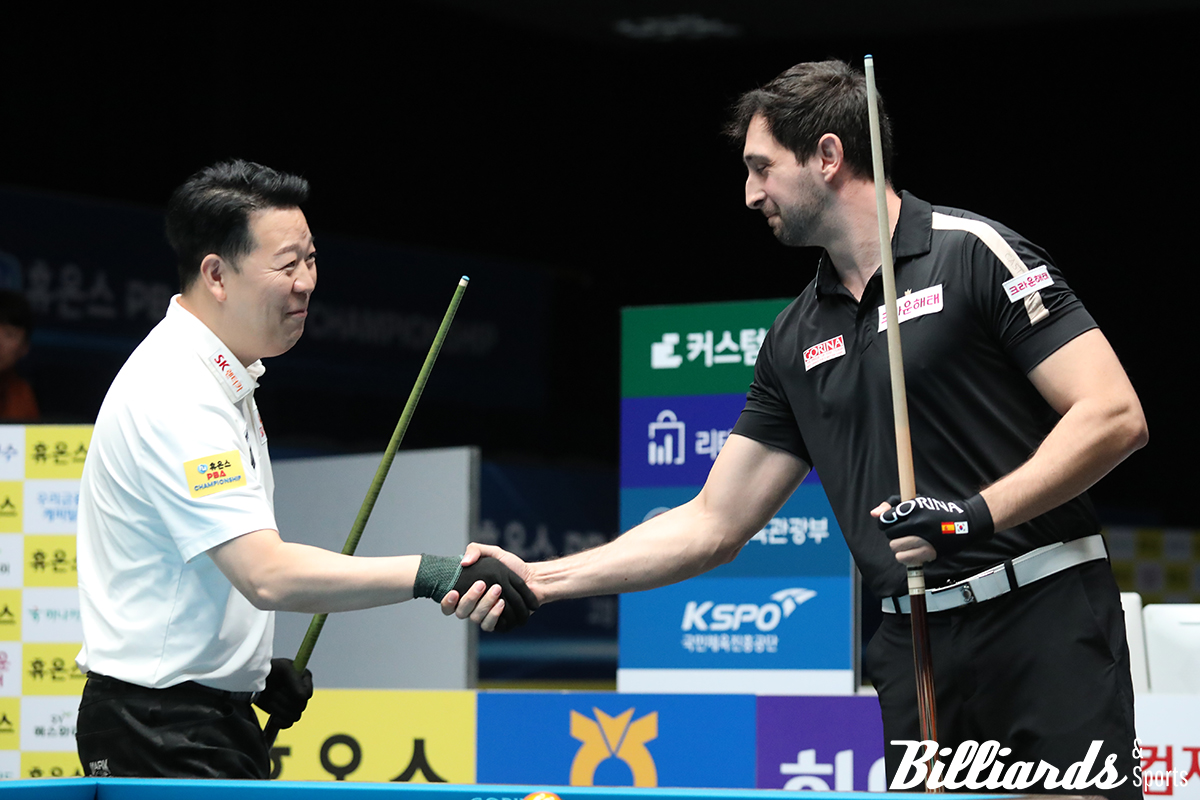 강동궁(SK렌터카)과 다비드 마르티네스(크라운해태)가 '휴온스 PBA 챔피언십' 결승전 뱅킹에 앞서 악수를 나누며 인사하고 있다. 사진=고양/이용휘 기자