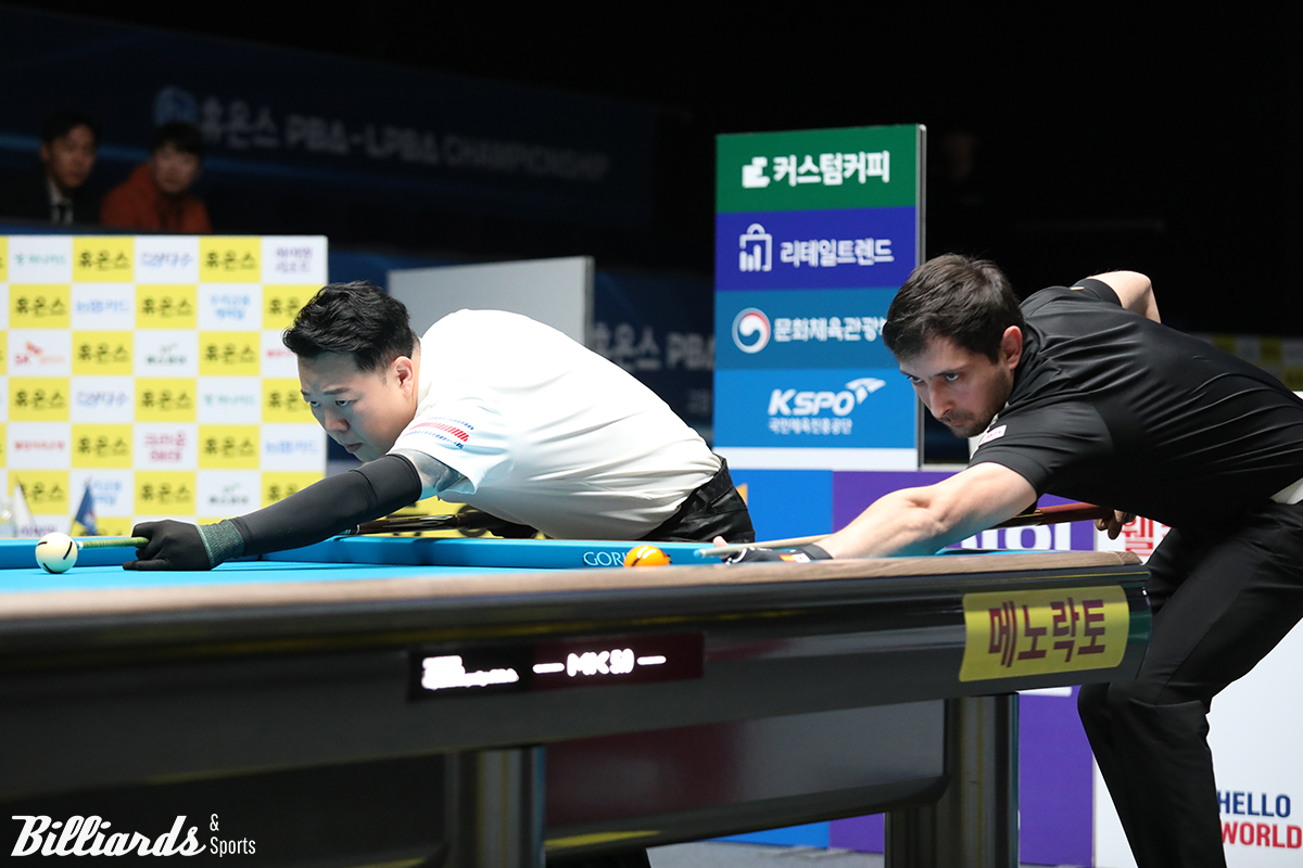 결승전 뱅킹을 하는 강동궁과 마르티네스.