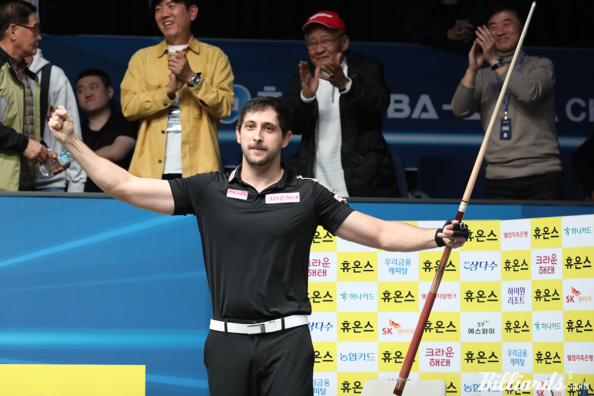우승 후 두 팔을 들고 세리머니를 하는 마르티네스.