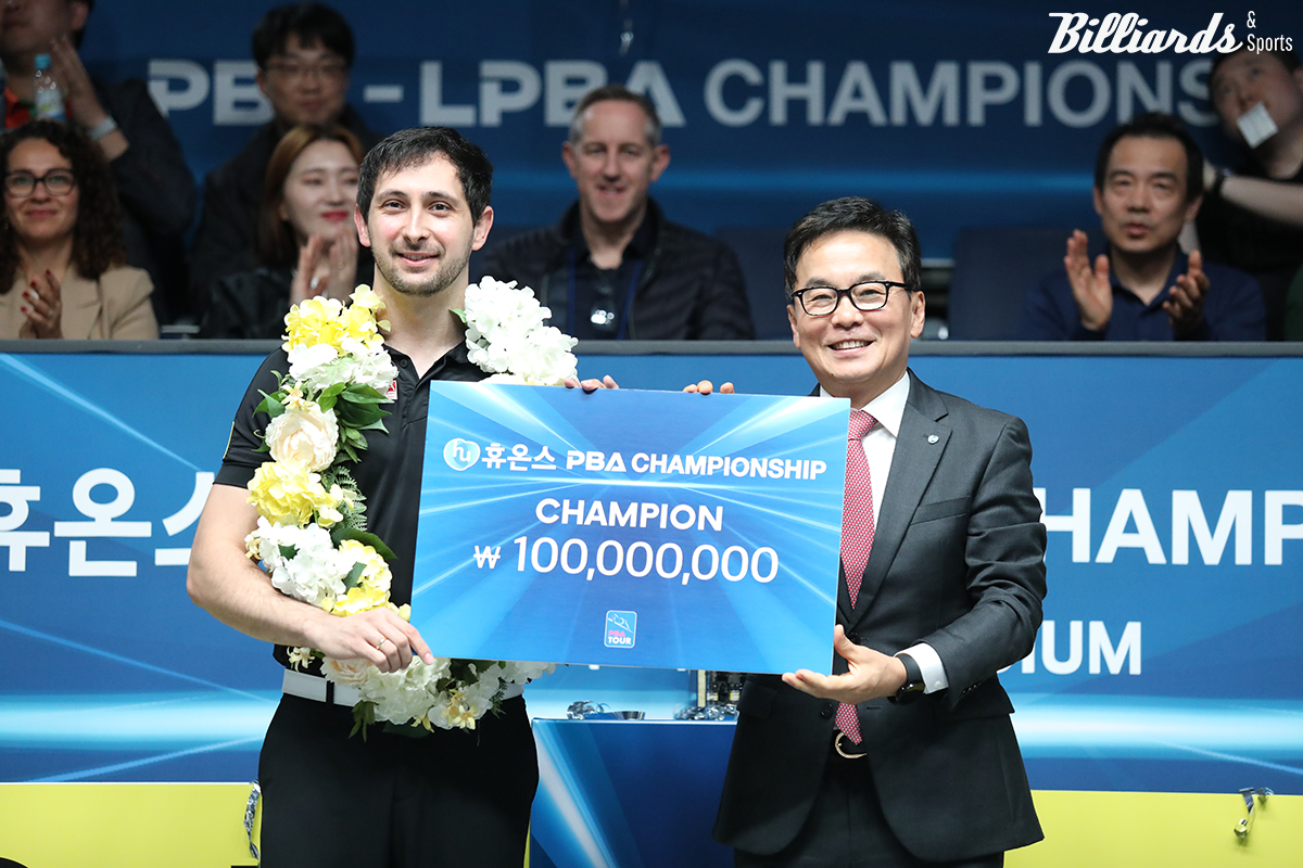 우승상금 1억원을 받은 마르티네스.