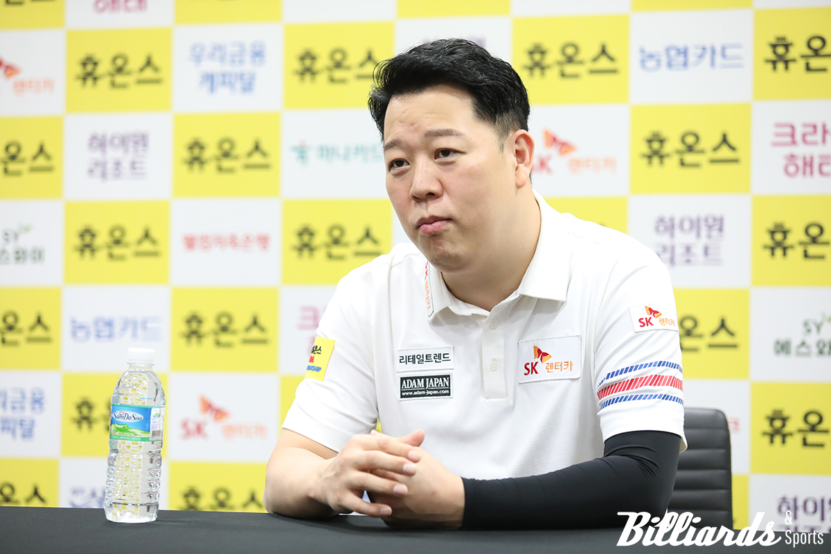 '휴온스 PBA 챔피언십' 준우승을 차지한 강동궁이 기자회견을 하고 있다.