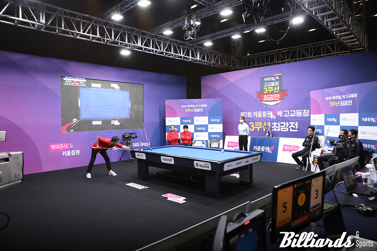 '고교동창 3쿠션 최강전'에서 대결 중인 브니엘고와 우송고. 2022년 대회에서 우송고를 꺾고 첫 우승을 차지한 브니엘고는 2023년 대회까지 휩쓸며 2연속 우승을 차지했다. 사진=빌리어즈앤스포츠 DB