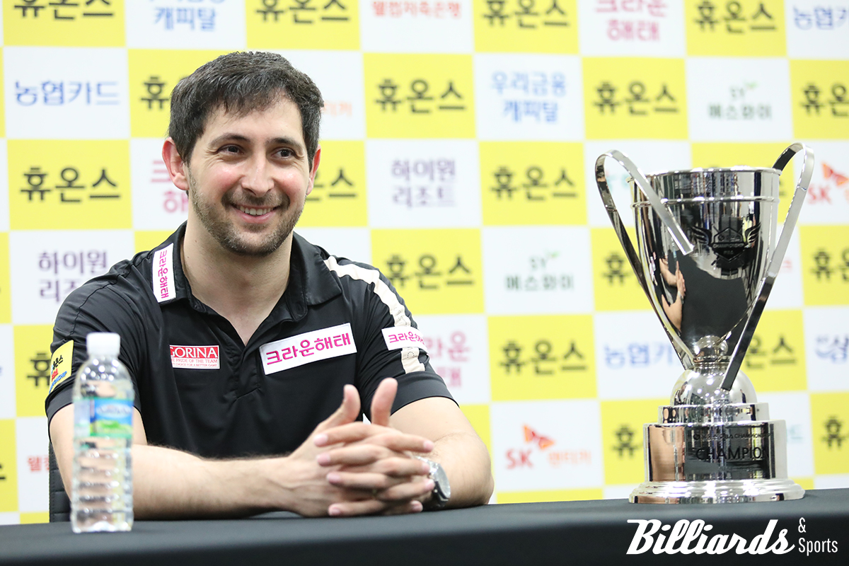 스페인의 다비드 마르티네스(크라운해태)가 올 시즌 두 번의 결승전에서 모두 '헐크' 강동궁(SK렌터카)을 물리치고 우승을 차지했다. 5차 투어 '휴온스 챔피언십' 결승에서 강동궁을 세트스코어 4-1로 꺾고 시즌 2승과 PBA 통산 6승을 차지한 마르티네스가 기자회견을 하고 있다. 사진=고양/이용휘 기자