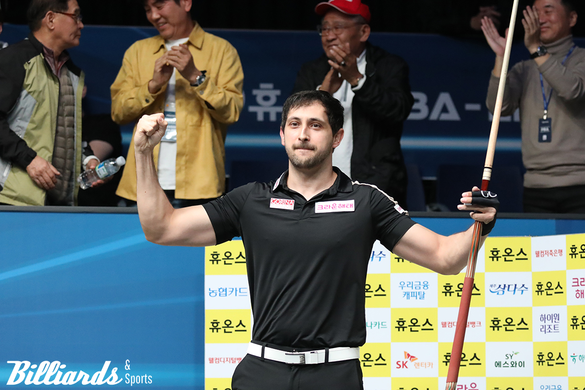 우승 직후 두 팔을 번쩍 들어 보이고 있는 마르티네스.