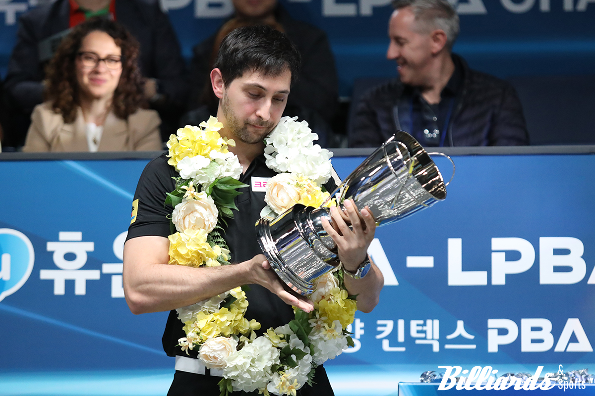 6번째 PBA 우승 트로피를 한참 들여다보고 있는 마르티네스.