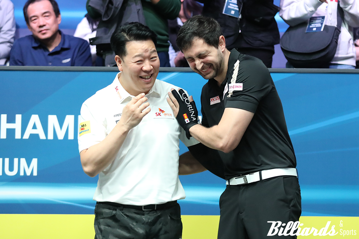 '휴온스 챔피언십' 결승전 직후 인사를 나누다 '찐친' 웃음 웃는 강동궁과 다비드 마르티네스. 사진=고양/이용휘 기자