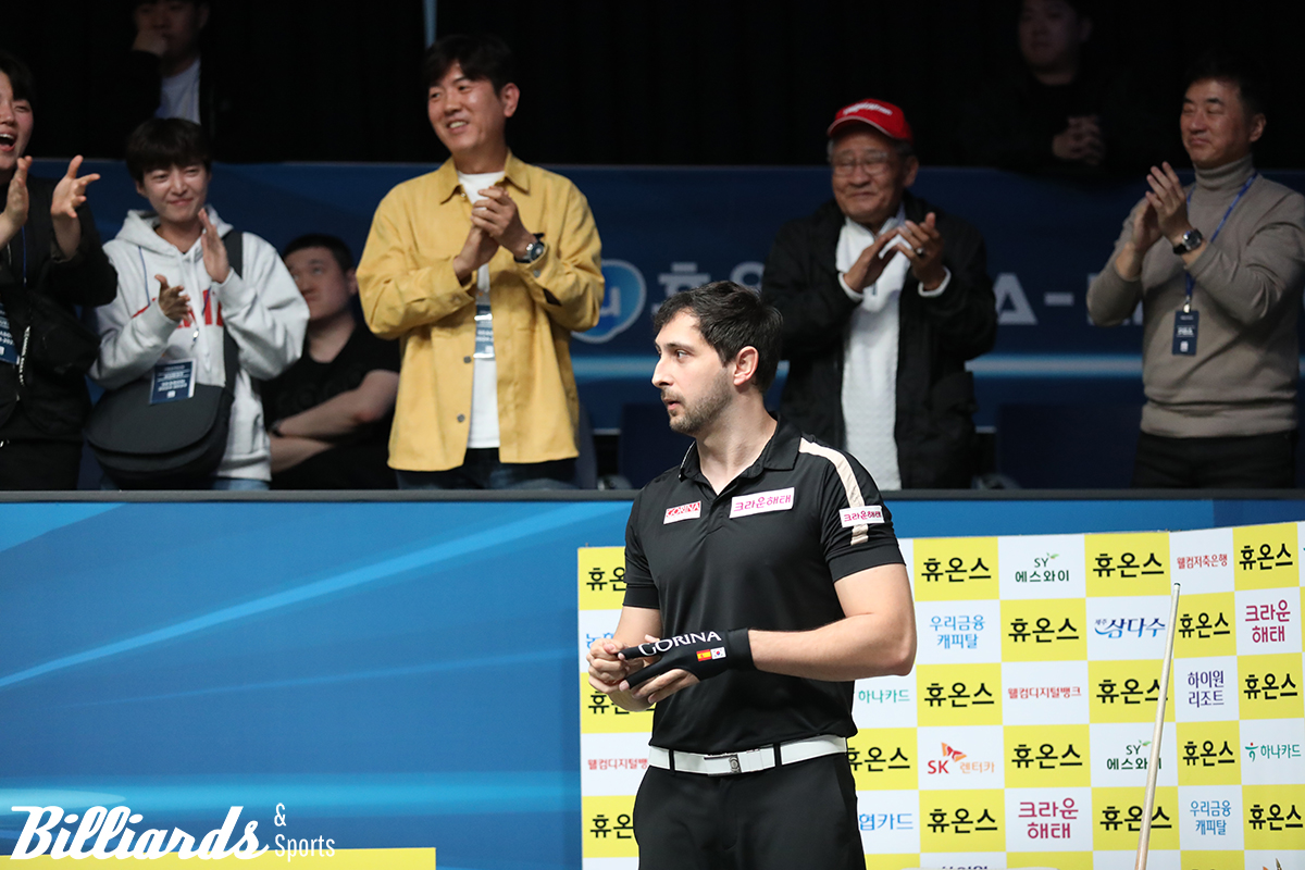 결승전 우승을 확정한 직후 팬들에게 화답하느라 상대 선수인 강동궁과의 인사를 잊은 다비드 마르티네스