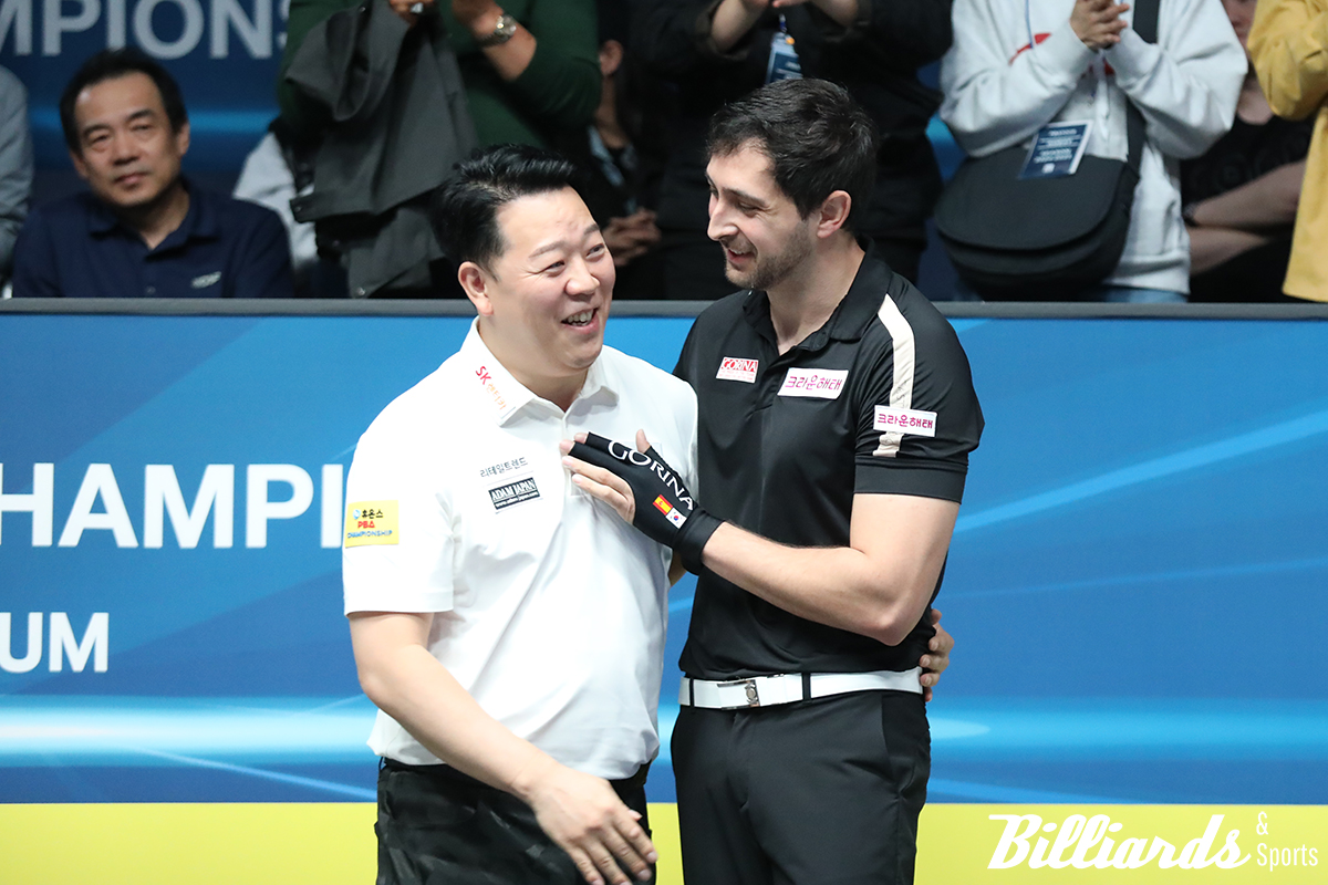 포옹으로 답하는 마르티네스.