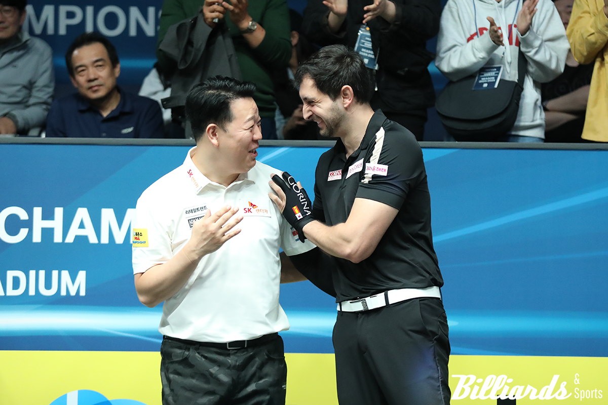 찐한 미소로 답하는 두 선수. 