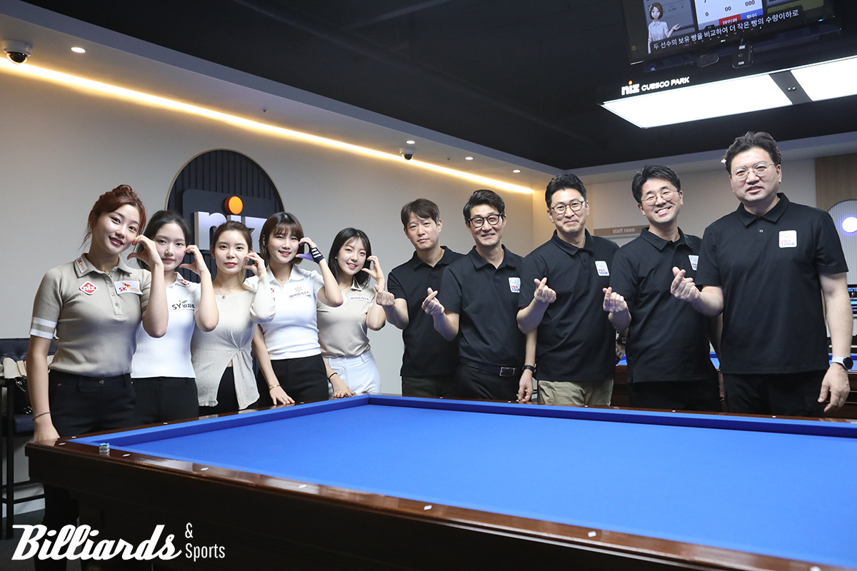 왼쪽부터 조예은, 한지은, 이우경, 용현지, 전지우 선수와 한준희, 홍명기, 이재성, 유동훈, 성혁기 심판. 