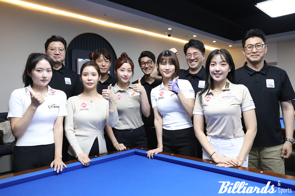 경기 휴 기념 사진을 찍고 있는 양 팀 선수들.