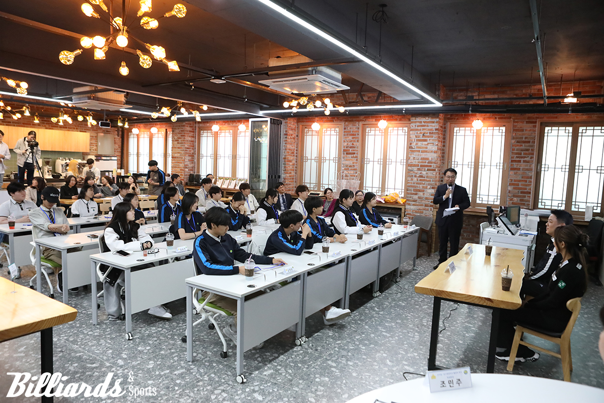 김용수 교장이 조재호와 김가영을 소개하고 있다.