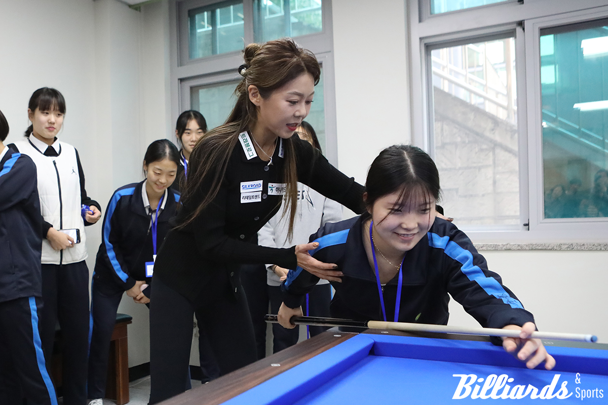 직접 자세를 알려주는 김가영