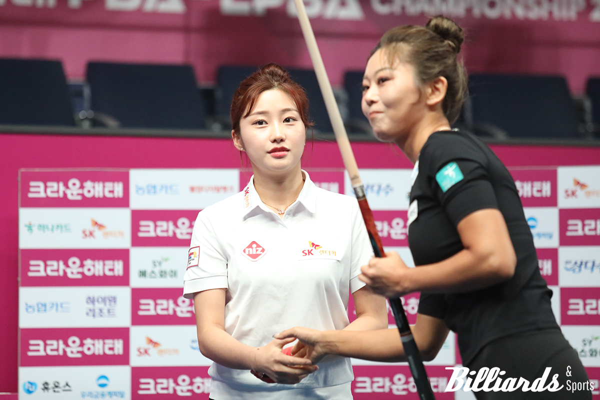 PPQ와 PQ에서 김혜정과 이다정을 꺾고 64강에 오른 조예은(SK렌터카)이 3개 투어 연속으로 64강에서 김가영(하나카드)과 맞대결을 벌인다. 사진은 지난 4차 투어 '크라운해태 챔피언십'에서 아깝게 패한 조예은이 김가영과 인사를 나누고 있다. 사진=이용휘 기자