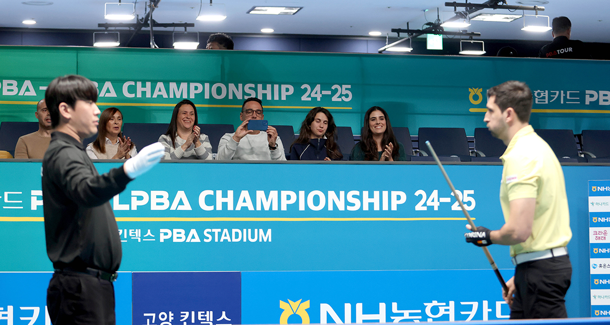 극적인 역전승으로 세트 승리를 차지하며 안도하는 다비드 마르티네스와 기뻐하는 가족들.