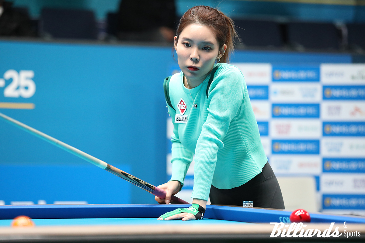 김가영과 세트스코어 2-2로 팽팽히 맞선 이우경.