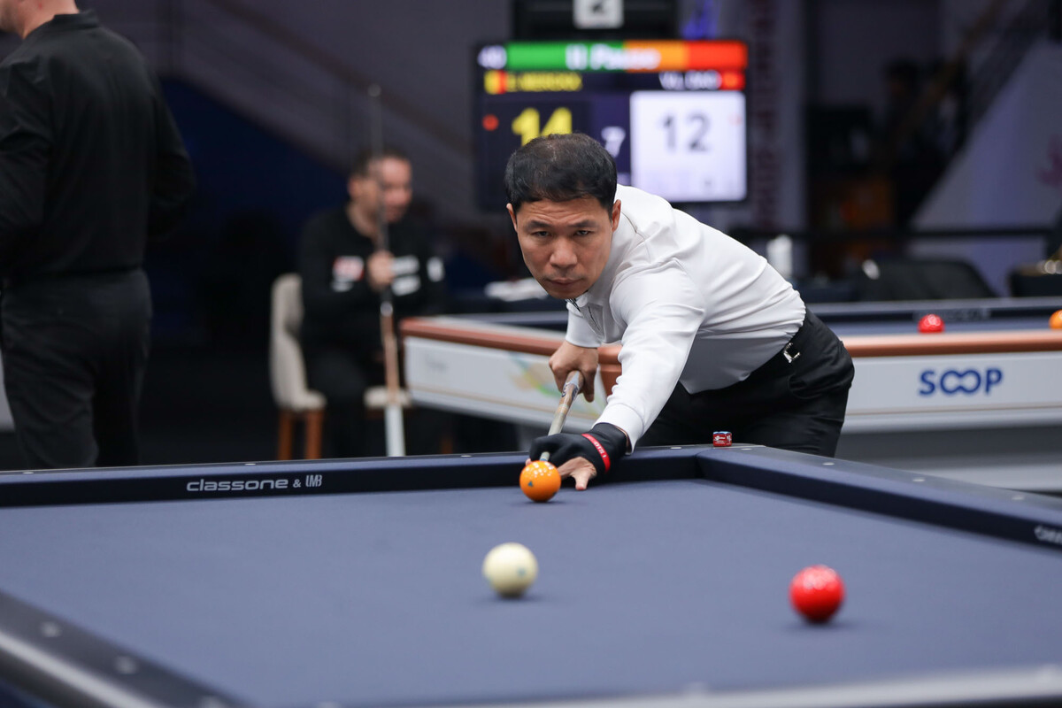 8일 열린 서울 세계3쿠션당구월드컵 32강 조별리그전에서 허정한(경남)이 첫 경기에서 송현일(안산체육회)에게 승리를 거두었다.   사진=SOOP 제공