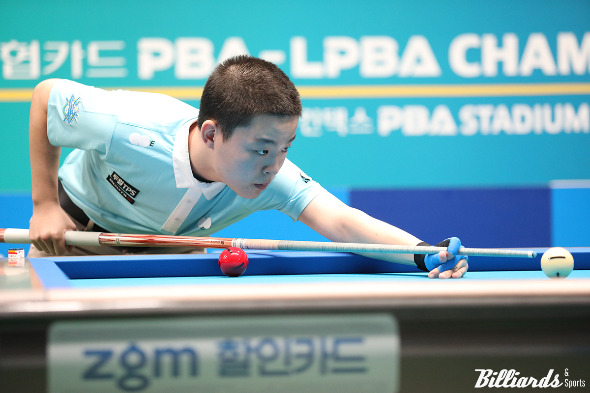 김영원(17)이 6차 투어 'NH농협카드 PBA 챔피언십 24-25' 32강전에서 역전승을 거두며 16강에 진출했다.  사진=고양/이용휘 기자