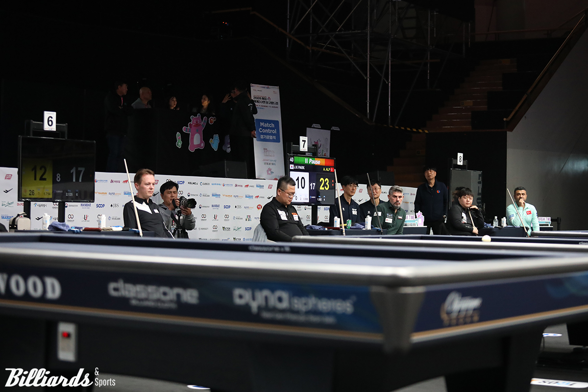 김준태의 하이런이 이어지면서 경기장은 모든 경기를 중단하고 신기록 작성 순간을 지켜봤다.