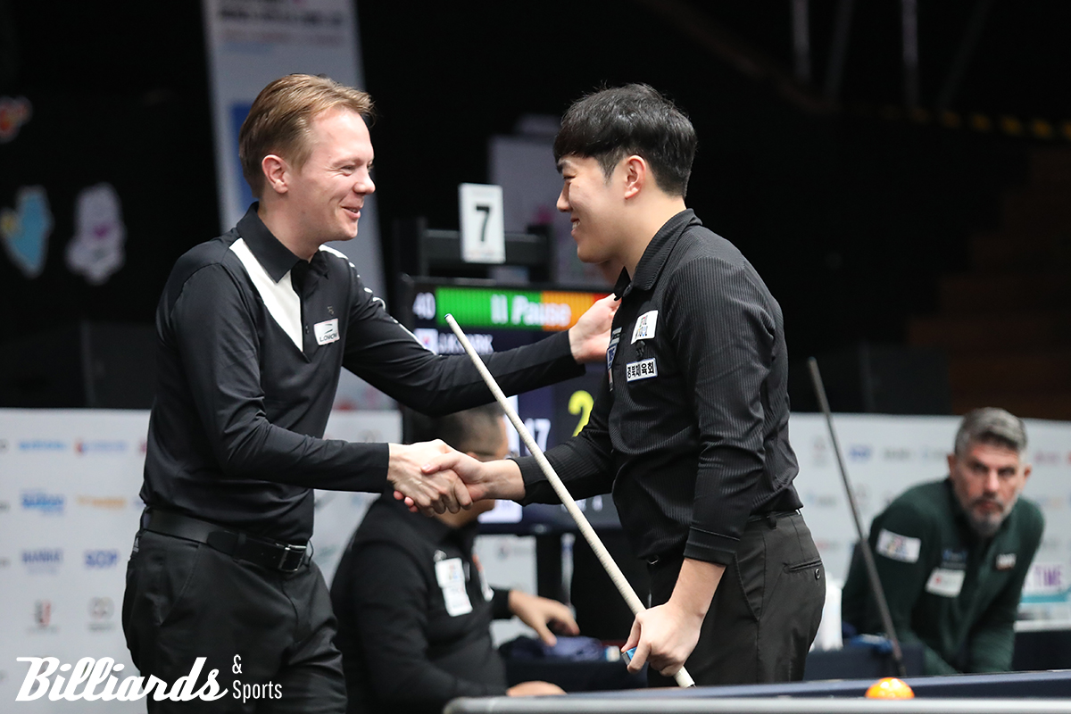 8이닝 만에 40:17의 참패를 당하고도 김준태의 하이런 28점에 감탄하며 축하를 건네는 글렌 호프만(네덜란드)