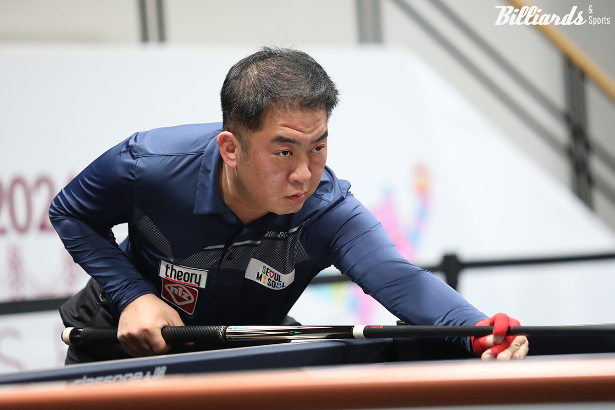 한국의 송현일은 두 번째 경기에서 외메르 카라쿠르트(튀르키예)에게 승리하며 1승 1패를 기록, 최종전에서 타이푼 타슈데미르(튀르키예)를 상대로 16강 진출에 도전한다.