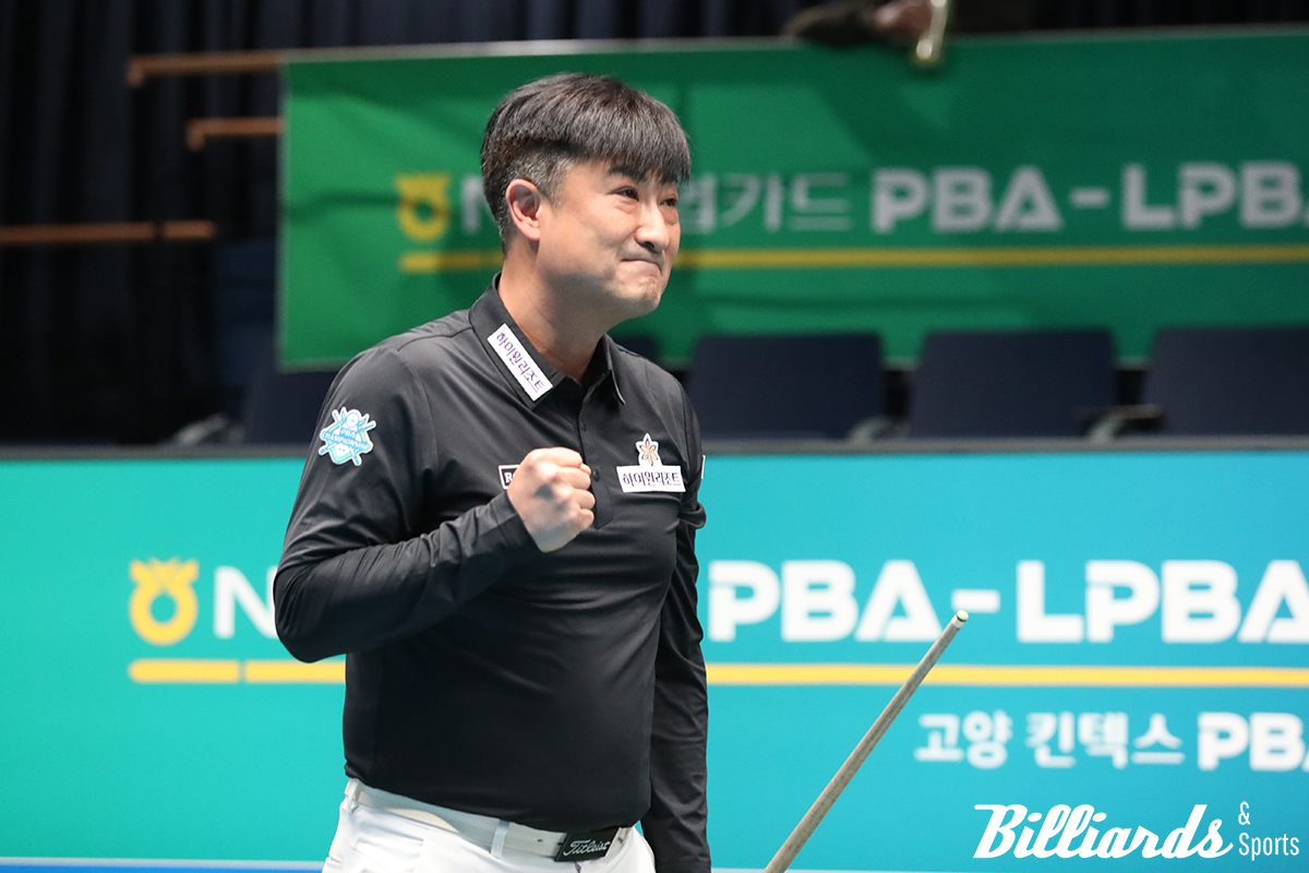 세트스코어 1-2, 14:14로 위기에 몰린 이충복(하이원리조트)이 위기를 극복하고 8강 진출에 성공했다. 사진은 16강전 승리 후 주먹을 불끈 쥔 이충복.  사진=고양/이용휘 기자