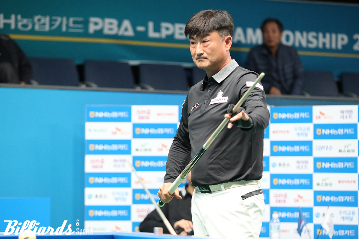 임성균(하이원리조트)과 대결 중인 이충복(하이원리조트)