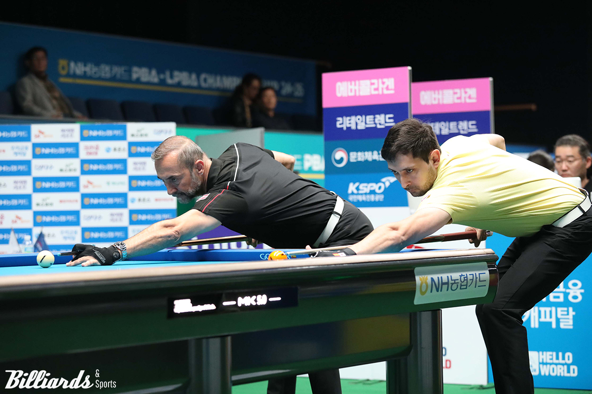 경기 시작 전 뱅킹하는 마르티네스 대 사이그너.