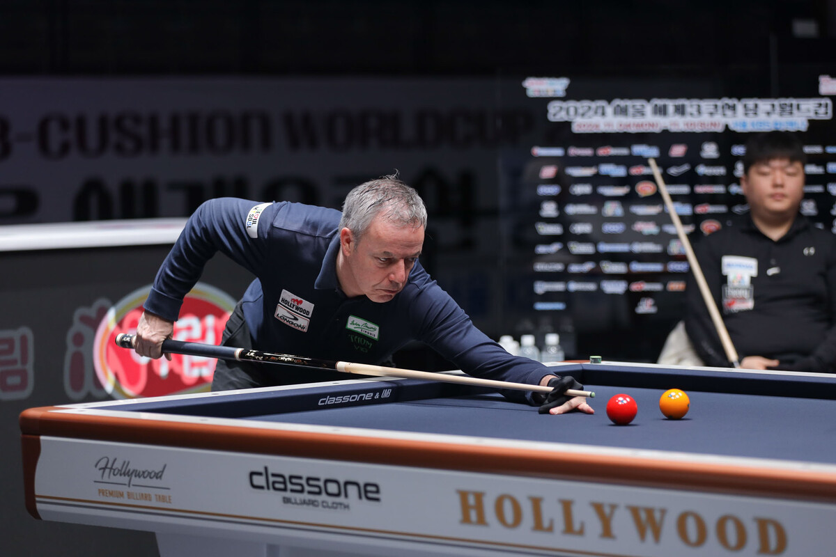 '세계랭킹 1위' 딕 야스퍼스(네덜란드)와 '세계챔피언' 조명우(실크로드시앤티-서울시청)가 벌인 준결승 승부에서 야스퍼스가 막판 관록의 뒷심을 발휘하며 승리를 거두고 '서울 3쿠션 당구월드컵' 결승에 진출했다.  사진=SOOP 제공