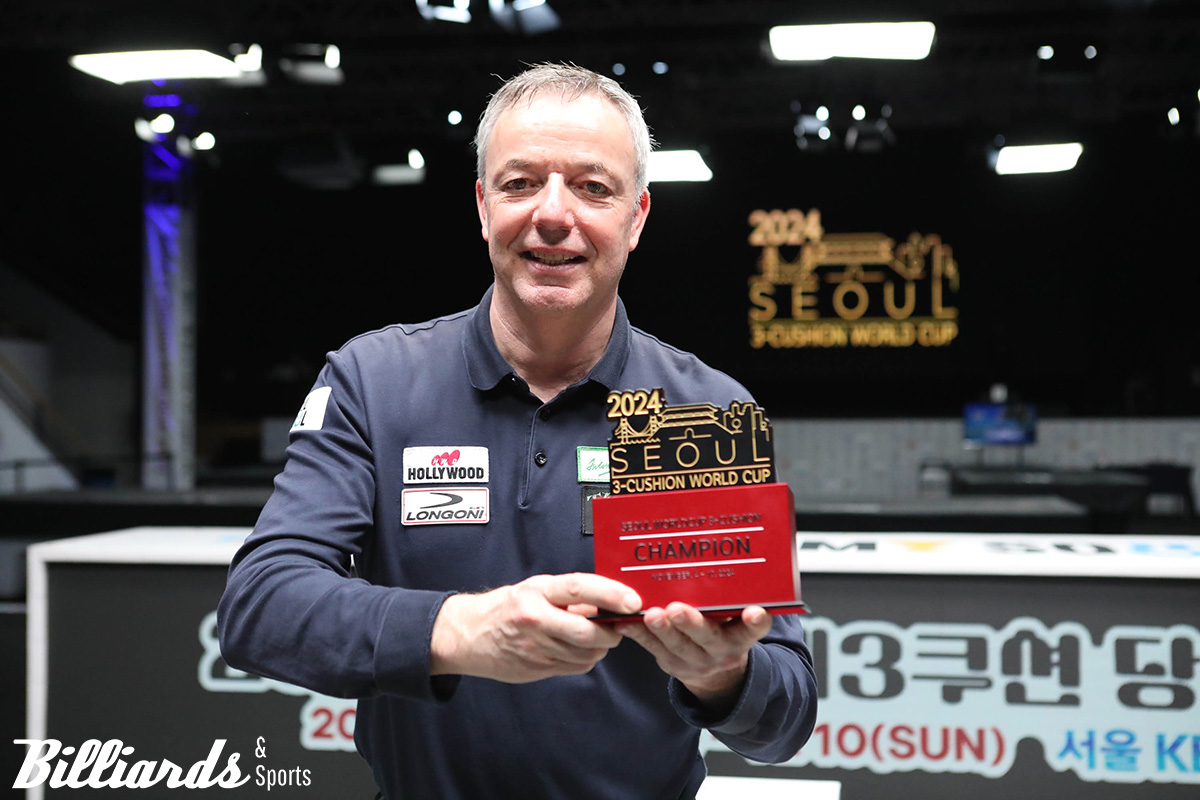 31번째 월드컵 우승 트로피를 든 딕 야스퍼스.