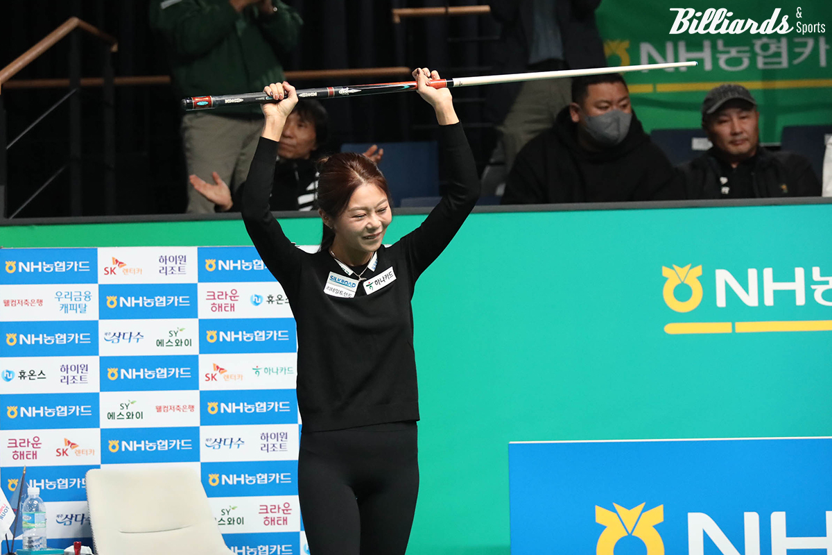 큐를 두손으로 들어 우승 세리머니를 하는 김가영