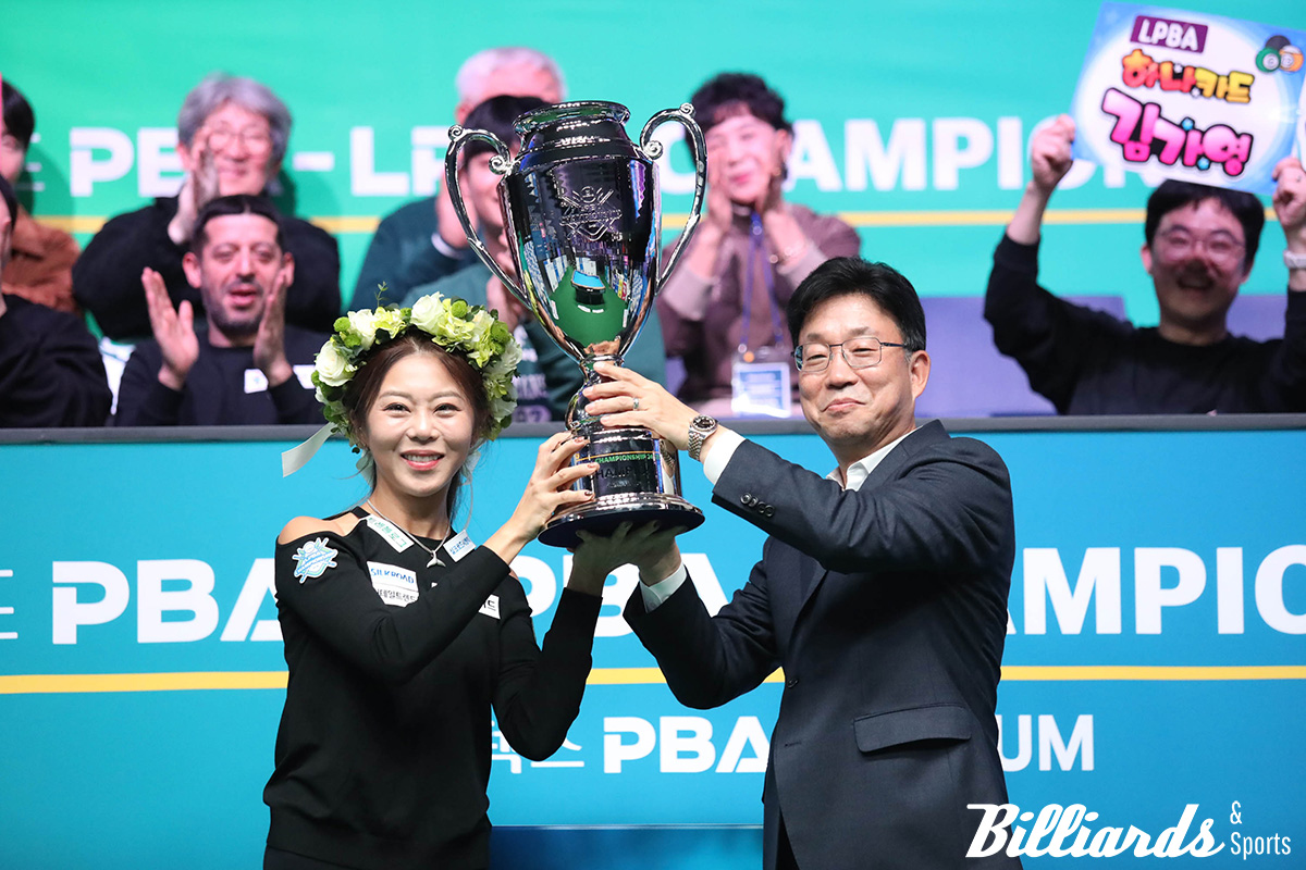 11번째 우승 트로피를 들어올리고 있는 김가영.