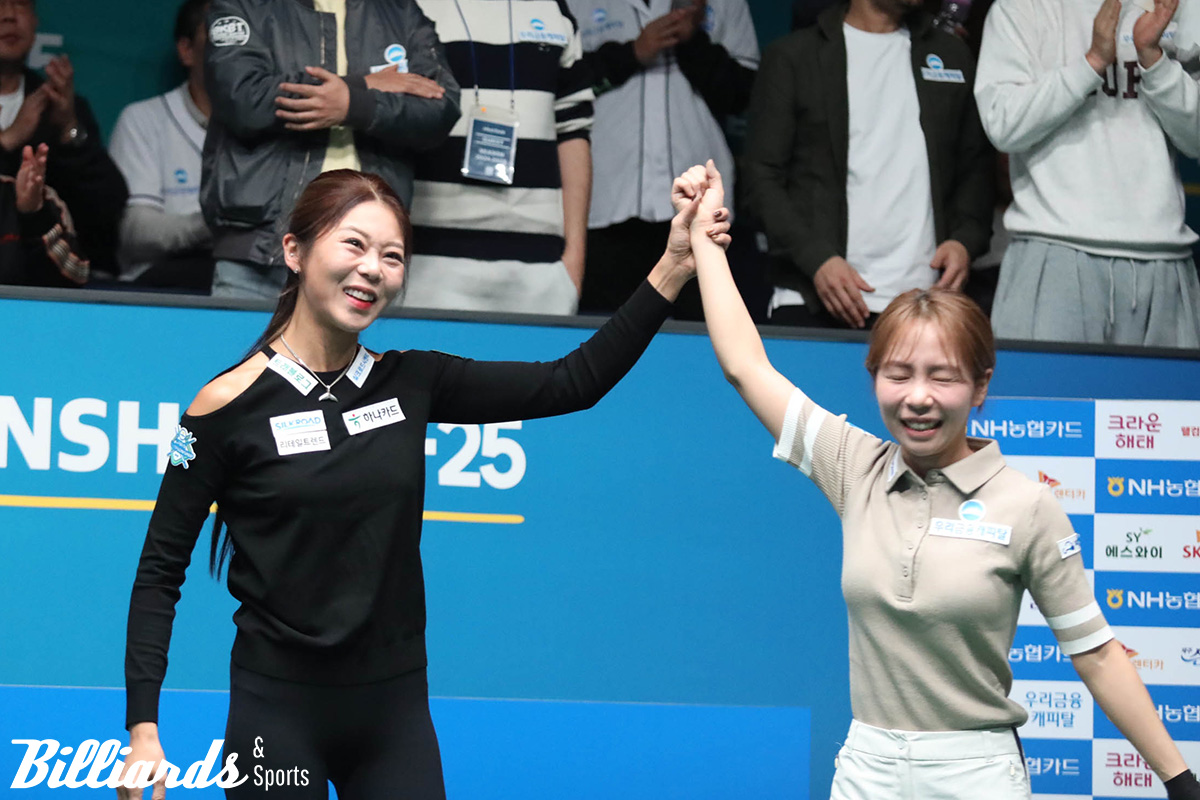 준우승을 차지한 김민영(우리금융캐피탈)의 손을 번쩍 들어준 김가영