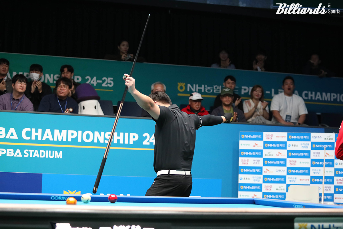 승리 후 두 팔을 벌려 기뻐하는 오태준.