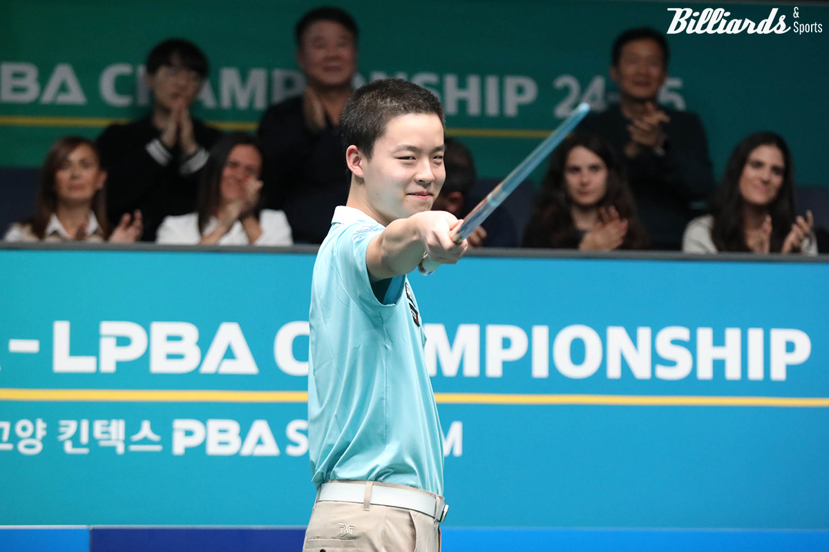 '최연소 프로' 김영원(17)이 6차 투어 'NH농협카드 PBA 챔피언십 24-25' 준결승전에서 최강 다비드 마르티네스(크라운해태)를 꺾고 두 번째 결승 진출에 성공했다.  사진=고양/이용휘 기자