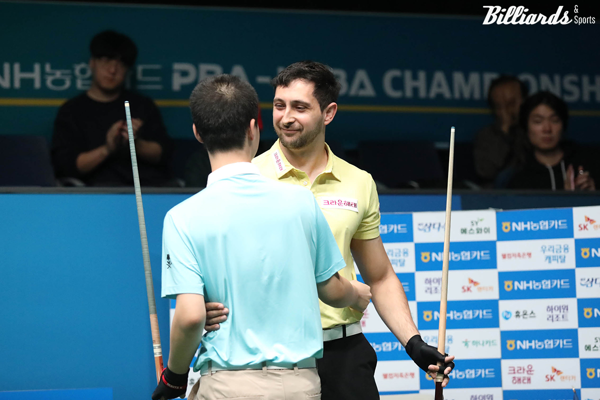 경기 후 웃으며 김영원의 승리를 축하해 주는 마르티네스.