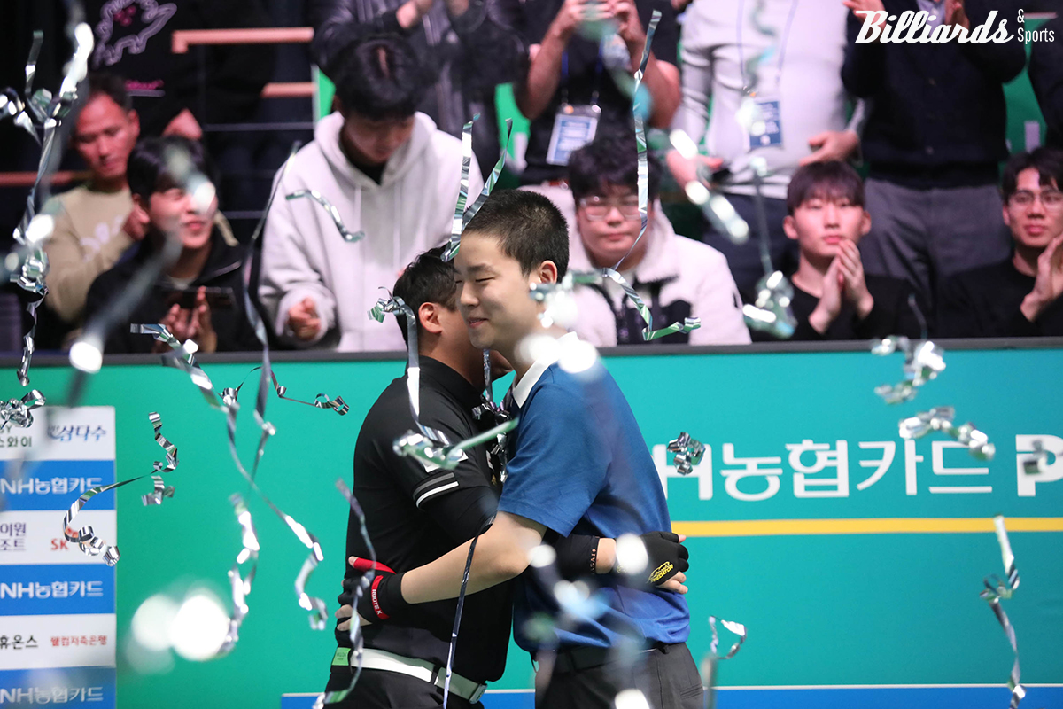 승리 후 오태준과 포옹하는 김영원.