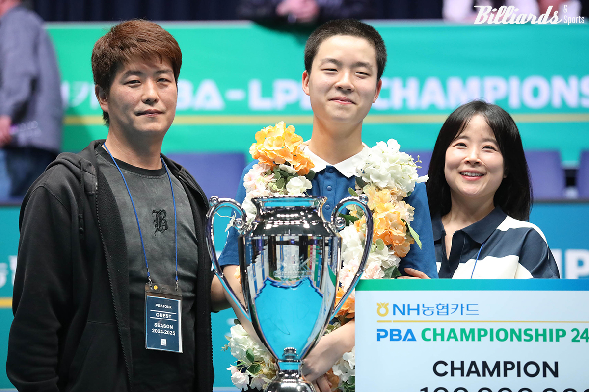 시상식에서 부모님과 함께 카메라 앞에 선 김영원.