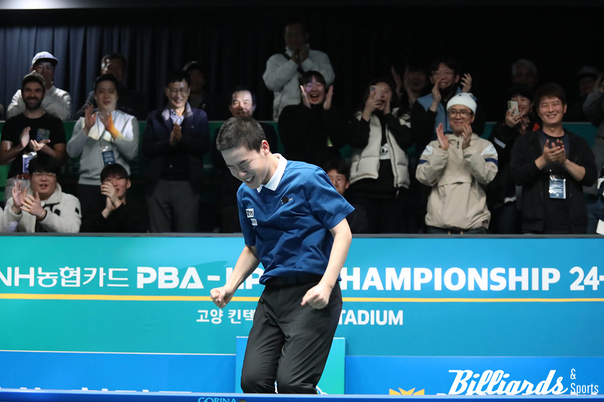 우승이 확정된 직후 너무 기뻐서 제자리에서 뛰어오르는 김영원.