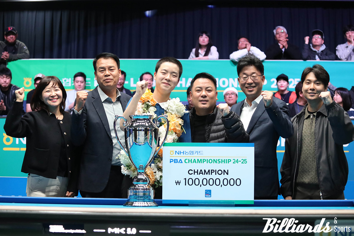 시상식 후 NH농협카드 관계자들과 롤모델인 조재호( NH농협카드)와 기념 사진을 찍는 김영원. 