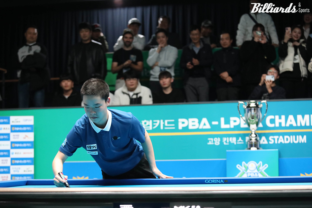 우승 후 당구대 위에 챔피언 사인을 남기는 김영원.